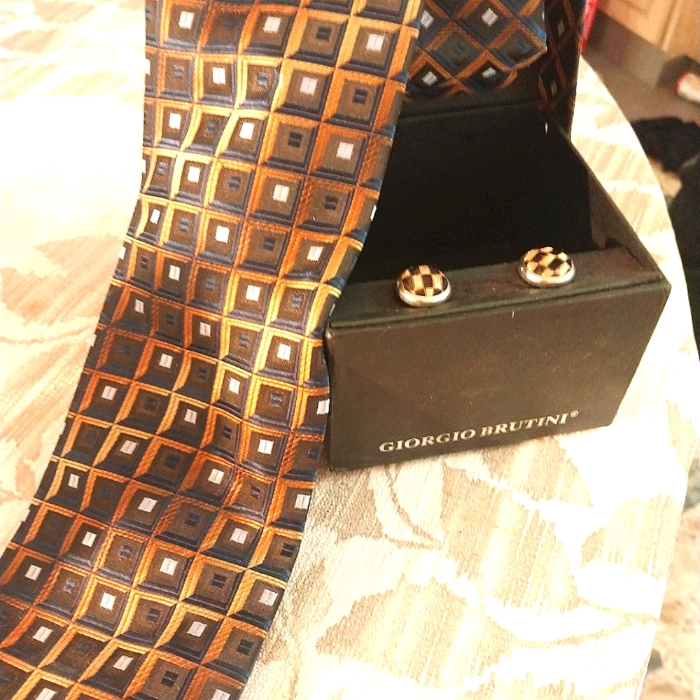 Brand new tie with box and slip and extra buttons